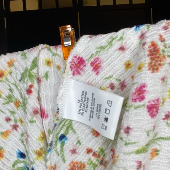 White top with small floral design - Picture 4 of 4